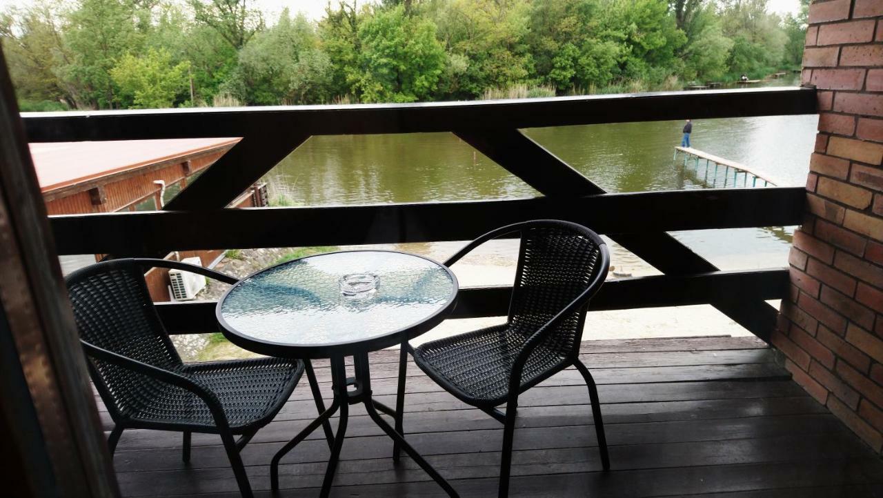 Bed and Breakfast Tavi Panzio Es Etterem Верешедьхаз Екстер'єр фото