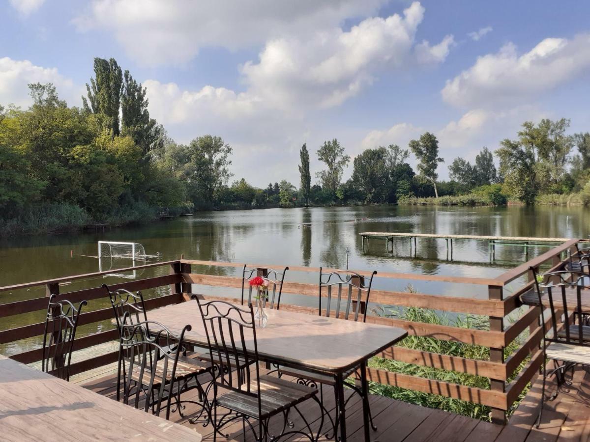 Bed and Breakfast Tavi Panzio Es Etterem Верешедьхаз Екстер'єр фото