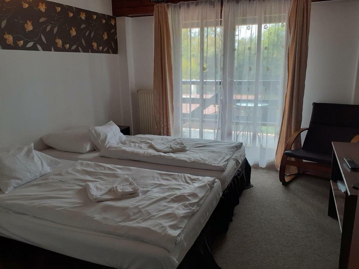Bed and Breakfast Tavi Panzio Es Etterem Верешедьхаз Екстер'єр фото