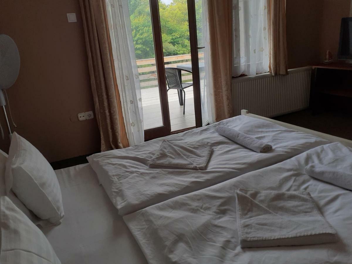 Bed and Breakfast Tavi Panzio Es Etterem Верешедьхаз Екстер'єр фото