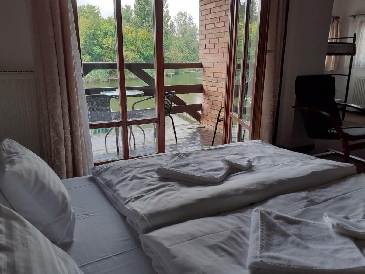Bed and Breakfast Tavi Panzio Es Etterem Верешедьхаз Екстер'єр фото