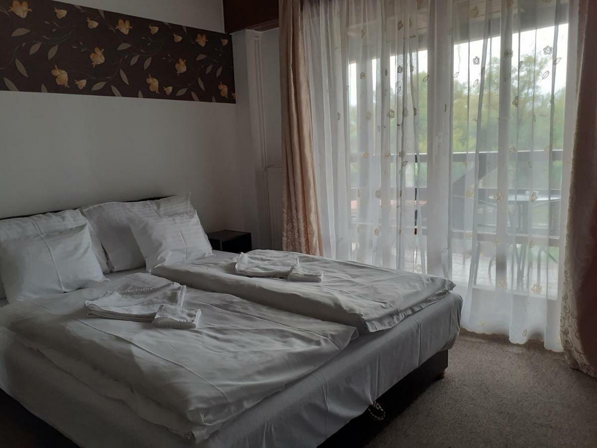 Bed and Breakfast Tavi Panzio Es Etterem Верешедьхаз Екстер'єр фото