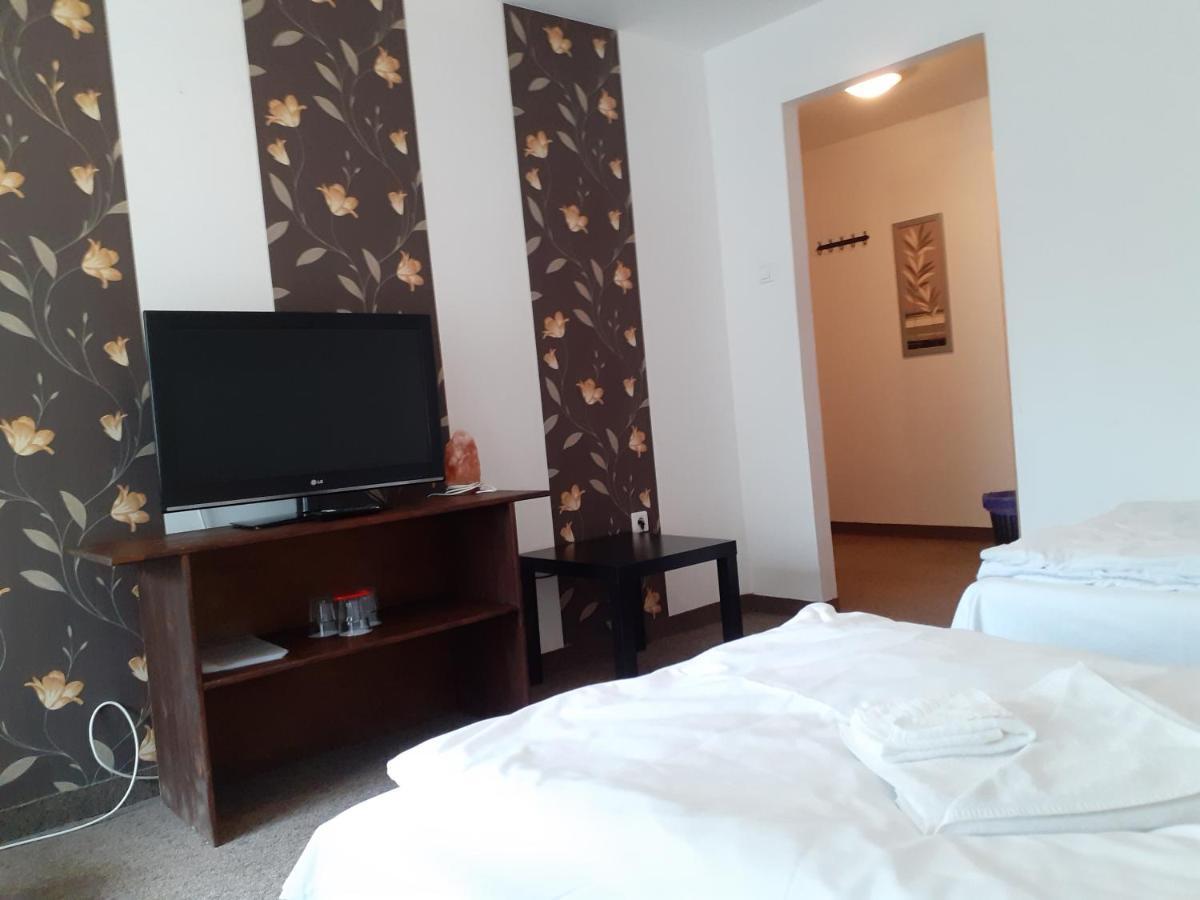 Bed and Breakfast Tavi Panzio Es Etterem Верешедьхаз Екстер'єр фото