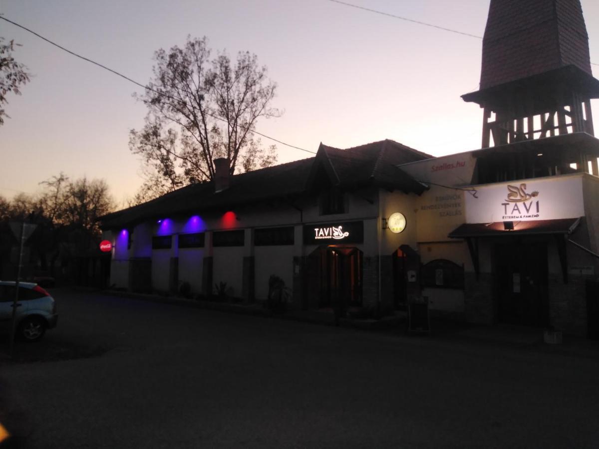 Bed and Breakfast Tavi Panzio Es Etterem Верешедьхаз Екстер'єр фото