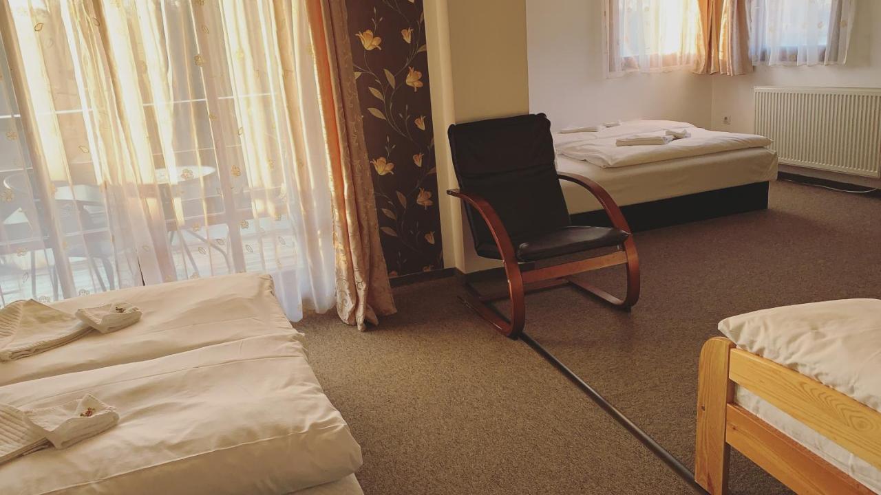 Bed and Breakfast Tavi Panzio Es Etterem Верешедьхаз Екстер'єр фото